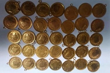 Saszetka z biżuterią, monetami i pieniędzmi. Fin zostawił ją na stacji paliw