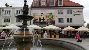Z diabelskiego młyna na piwo. Na Rynku Kościuszki nadal pojawiają się nielegalne reklamy