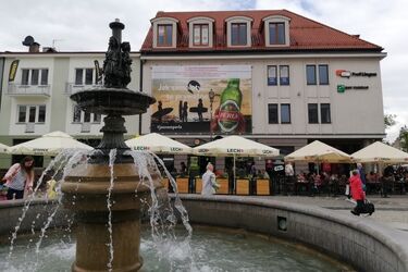 Z diabelskiego młyna na piwo. Na Rynku Kościuszki nadal pojawiają się nielegalne reklamy