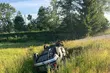 Na łuku zjechał z drogi. Auto dachowało