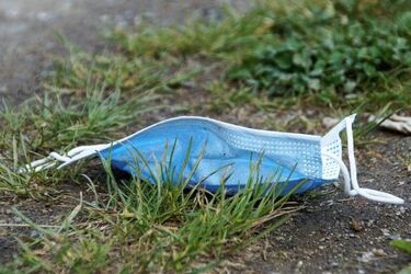 Osoby zaszczepione nie muszą nosić masek. Pracownik firmy o dyskryminacji