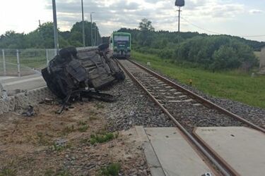 Zderzenie auta z pociągiem osobowym. Wstrzymano ruch kolejowy