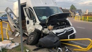 Zderzyły się dwa busy. Staranowały ogrodzenie posesji i barierki zabezpieczające [ZDJĘCIA]