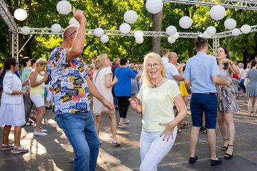 Potańcówka miejska przyciągnęła tłumy [ZDJĘCIA]