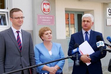 Miasto wywiesiło na szkołach banery. Wojewoda z kurator chcą, by je ściągnięto