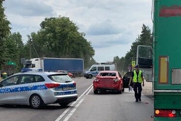 Wypadek na DK63. Ciężarówka uderzyła w tył osobówki