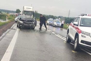 Wypadek na DK8. Opel uderzył w tył skody