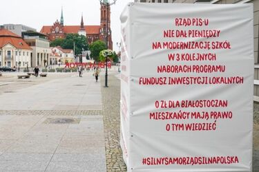 Instalacja o braku dofinansowań na szkoły stanęła także w centrum