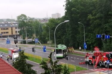 Autobus BKM uderzył w słup