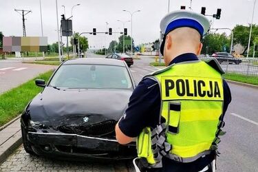 Zderzenie dwóch osobówek na skrzyżowaniu. 