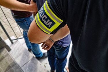 Leśna Dolina. Kobieta wyrzuciła przez balkon ponad 150 tys. zł