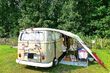 Mieszkanie w vanie. Moda na "van life" zyskuje na popularności