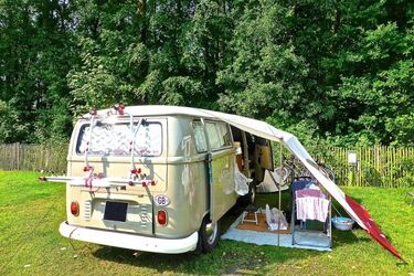 Mieszkanie w vanie. Moda na "van life" zyskuje na popularności