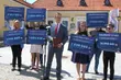 Wicewojewoda odpowiada na banery. Wymienia ile funduszy Białystok dostał od rządu