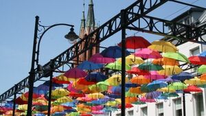 "Umbrella sky" już jest! Na ul. Kilińskiego wieszają parasolki [ZDJĘCIA]
