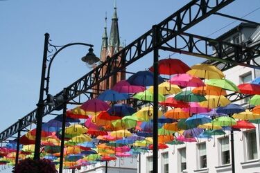 "Umbrella sky" już jest! Na ul. Kilińskiego wieszają parasolki [ZDJĘCIA]