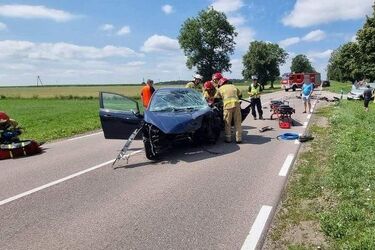 Czołowe zderzenie na DK 65. Trzy osoby trafiły do szpitala