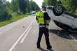 Niebezpieczne dachowanie na wąskiej drodze. 2 osoby w szpitalu