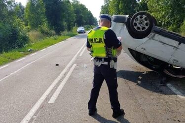 Niebezpieczne dachowanie na wąskiej drodze. 2 osoby w szpitalu
