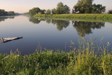 Znaleziono ubrania koło brzegu. Policja sprawdza dno zalewu