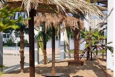 Piaszczysta plaża z palmami, plac zabaw i darmowa wrotkarnia pod białostocką galerią