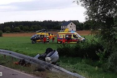 Dachowanie na DW 690. 3 osoby ranne, 1 została zabrana przez LPR