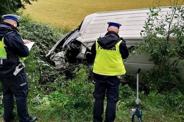 Głęboki Rów. Uderzył w ciężarówkę i zjechał do rowu