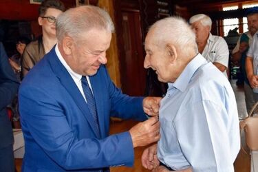 "Życie jest piękne, miłość jest piękna". Stulatek z Wizny otrzymał Honorową Odznakę