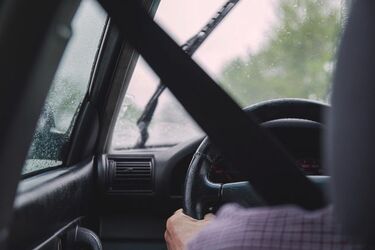 Pada deszcz? Zwolnijmy i nie zapominajmy o światłach mijania