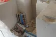 Schowek z betonowych bloczków. A wśród nich nielegalny towar
