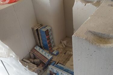 Schowek z betonowych bloczków. A wśród nich nielegalny towar