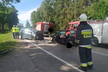 DK 19. Czołowe zderzenie osobówek