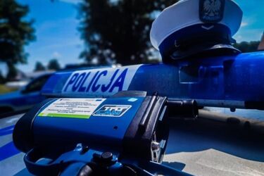 Wypadek na DK65. Kobieta uderzyła w drzewo