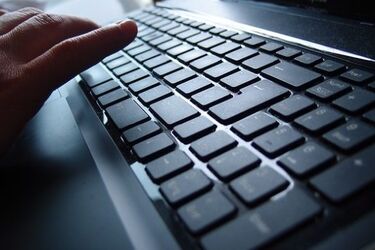 "KarmeloweCiastko" i stracone 7 tys. zł. 32-latek uwierzył w internetową miłość