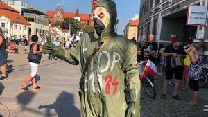 Chcą, by dzieci wróciły do szkół, sprzeciwiają się lockdownom – marsz w Białymstoku