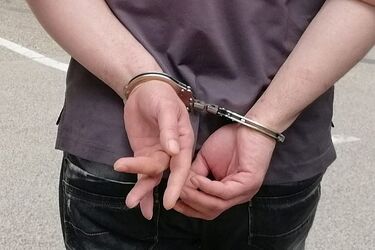 Poszukiwany zabarykadował się w mieszkaniu. Schował się w szafie przed policjantami