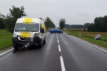 Bus najechał na osobówkę. Dwie kobiety i troje dzieci zabrano do szpitala