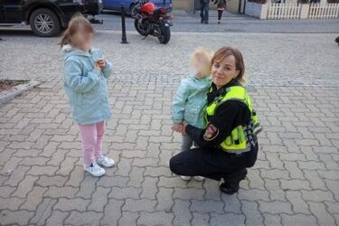 5-latka z 2-letnią siostrą wyszły z kościoła na piknik. W porę zauważył je patrol