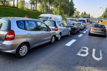 Nieopodal wiaduktu zderzyły się 4 samochody. 13-latka ranna