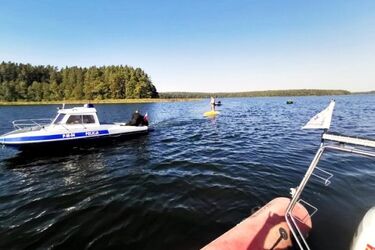 Jezioro Wigry. 48-letni białostoczanin dryfował na wywróconym jachcie