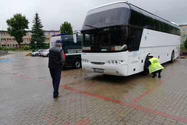 Autobus z pękniętą tarczą hamulcową woził dzieci na basen