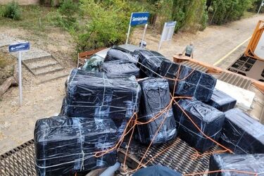 Papierosy warte 1,8 mln zł zatopione były w 12 cysternach z żywicą [WIDEO]