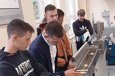 Młodzież uczy się bezpośrednio w zakładach pracy. Nie musi się martwić o zatrudnienie