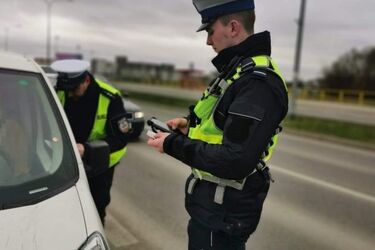 Nie zatrzymał się do kontroli - wyskoczył podczas jazdy i uciekł w pole kukurydzy