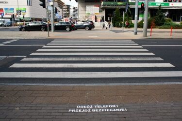 Przed białostockimi "zebrami" namalowano specjalne napisy