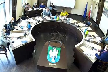 Drut kolczasty na sesji radnych Michałowa. Chcą stworzyć punkt pomocy dla uchodźców