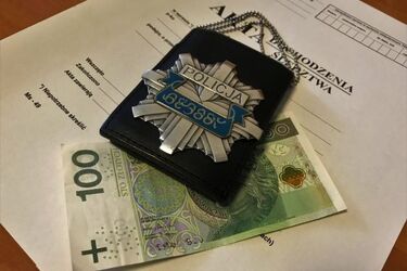 Przekroczył prędkość. Dał policjantom 100 zł łapówki. Grozi mu 8 lat więzienia