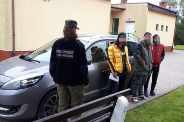 Całodobowe komunikaty na granicy. Po angielsku, francusku, arabsku i persku