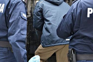 Przychodził kilkanaście razy pod jej dom, groził śmiercią. 25-latek odpowie za stalking