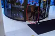 Rosjanin zniszczył drzwi w białostockiej galerii handlowej. Wszystko przez zawód miłosny